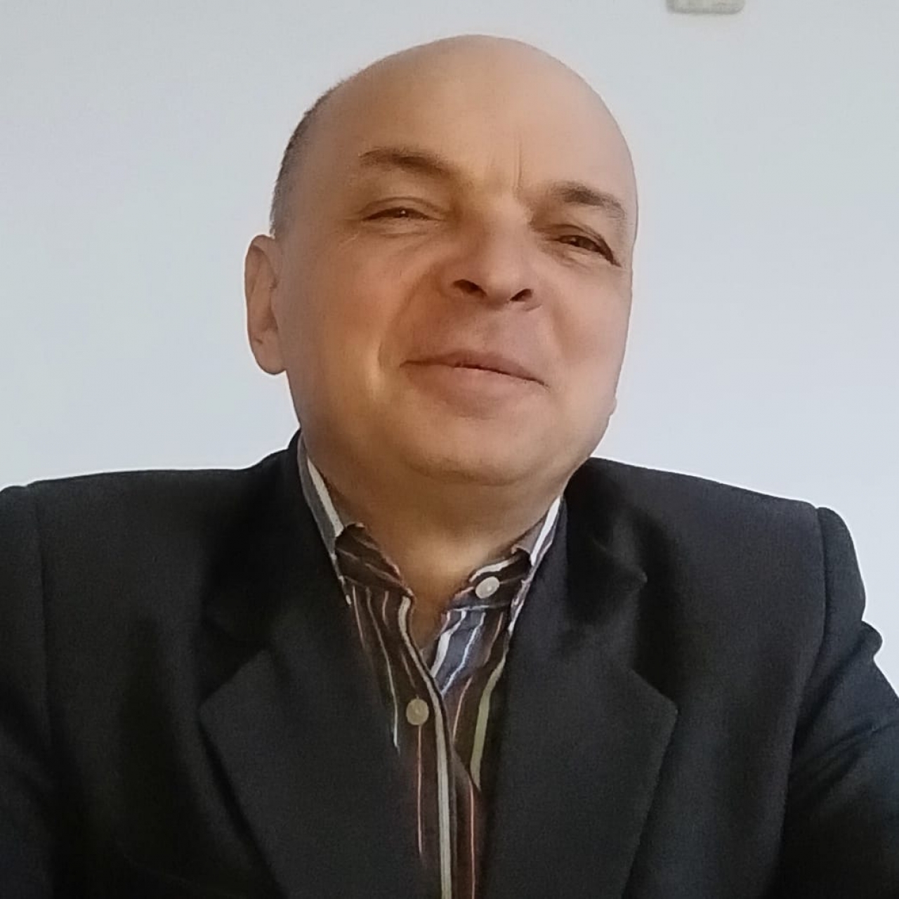 Caut o doamna singurică,