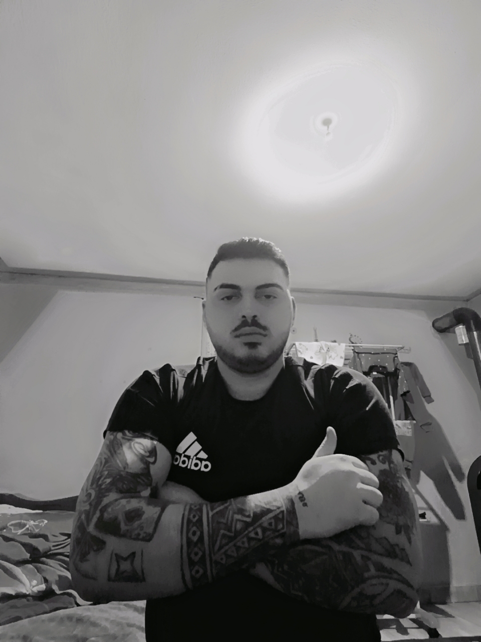 Buna! Sunt singur...și tu?